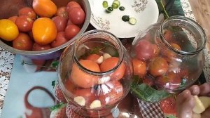 Маринованные помидоры???, огурцы??? с морковной ботвой.