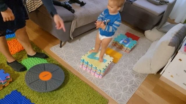 Тренировка, почти самостоятельно ходит по ступенькам. 1 год и 9м., 1.09.21 смотреть онлайн