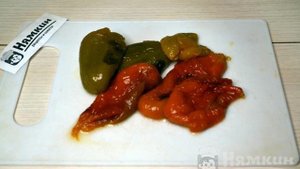 Салат из маринованного болгарского перца, вареных яиц и лука