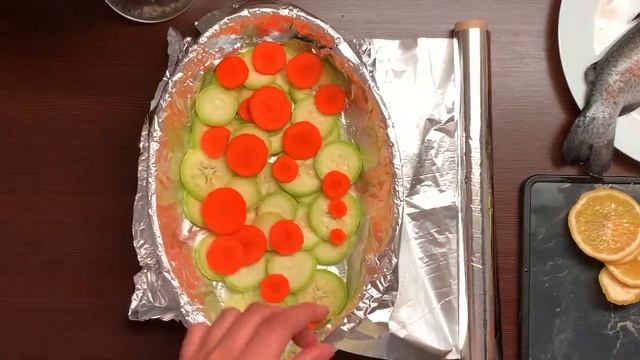 ФОРЕЛЬ ЗАПЕЧЕННАЯ В ДУХОВКЕ НА ОВОЩНОЙ ПОДУШКЕ.