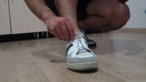 Как завязать шнурки одной рукой