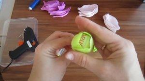 Ранункулюс с конфеткой из гофрированной бумаги своими руками.