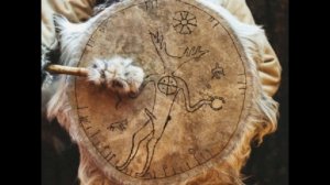 Шаманы на музыкальных инструментах играют оду летнему Солнцестоянию