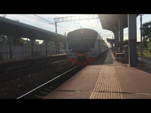 Казанское направление. Фирм.экспресс ЭД4М 0445 ЦППК и скорый поезд проезжают станцию «Виноградово».