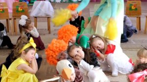 Музікальная игра Пчелки собирают мед младшая группа