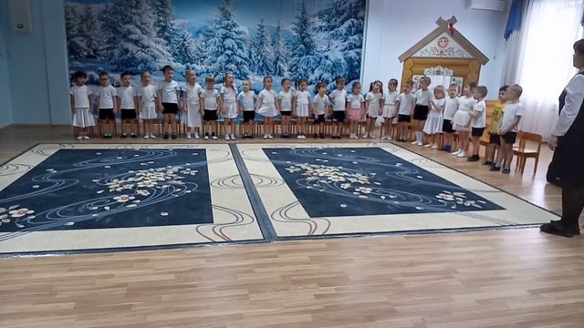 Солнышко лучистое улыбнулось весело
