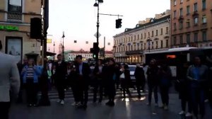 Она жует свой "Орбит" без сахара.... Питер. Уличные музыканты.