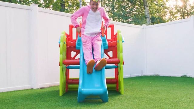 Майя и семья играют с масками | Новые серии детских песен смотреть онлайн