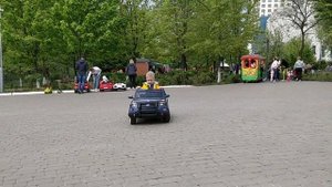 Патрулируем парк на полицейской детской машине . Детский электромобиль Полиция с пультом управления
