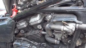 ДЕМОНТАЖ КАРБЮРАТОРОВ С ДВИГАТЕЛЯ  HONDA MAGNA 750/REMOVING THE CARBURETTORS FROM THE HONDA MAGNA75