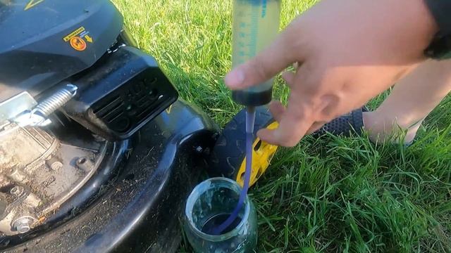 Простая замена масла в газонокосилке HUTER #лайфхак смотреть онлайн