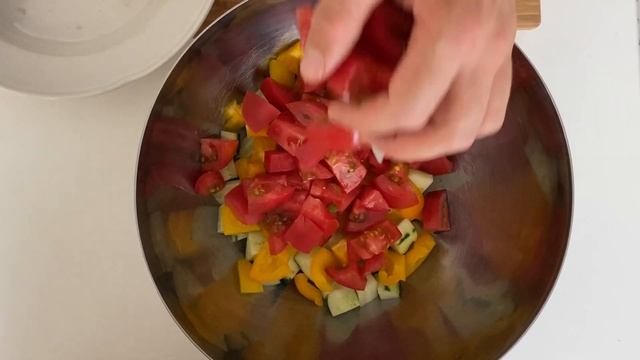 Салат. Что есть в жару? Panzanella. Итальянская Панцанелла. Летний салат из овощей в жаркий день. смотреть онлайн