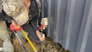 Подключил баню к воде и электричеству, сам не справился