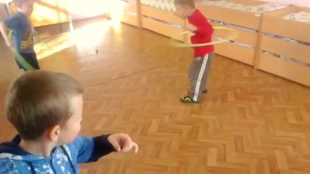 Как научиться крутить обруч в детском саду. Творческие мальчишки. смотреть онлайн