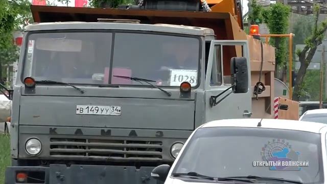 Обзор работы прицепная подметально-уборочная машина на дорогах Волжского - коммунальные машины КИИТ смотреть онлайн