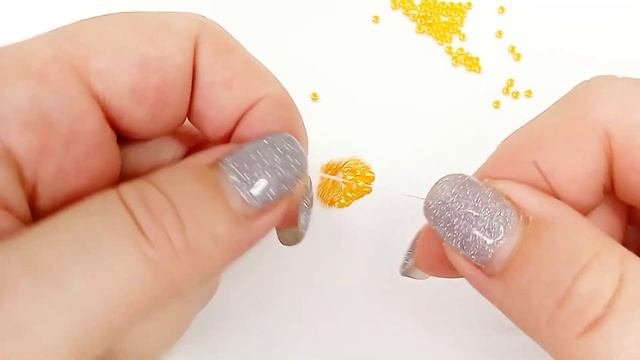 Колцо из бисера с красивым узором.