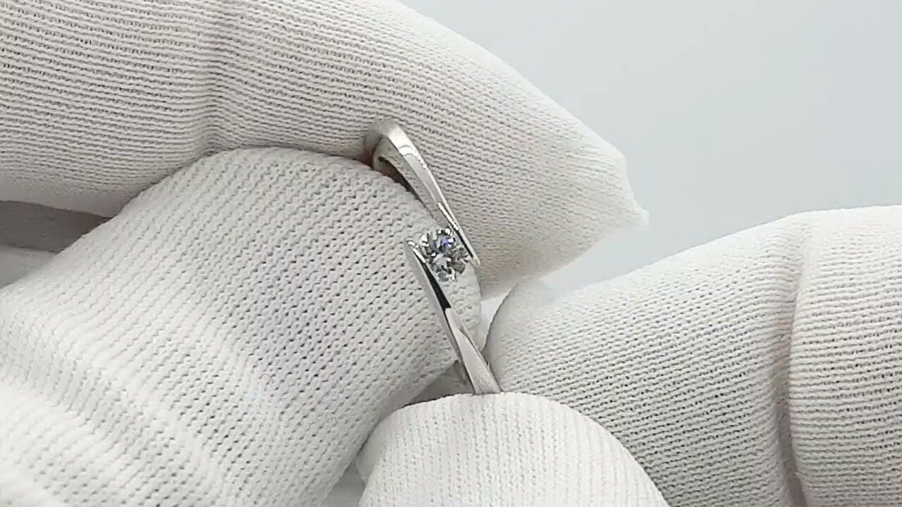 Разомкнутое кольцо с бриллиантом