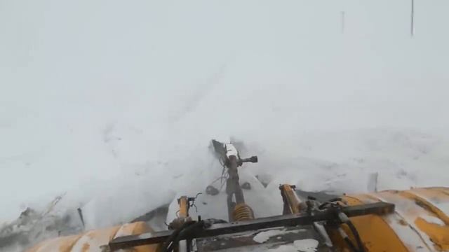 Трактор Кировец. Сильная метель. Пробиваюсь к бригаде КРС. смотреть онлайн