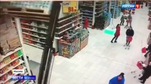 На маленькую девочку упал в магазине холодильник