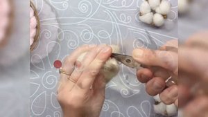 Крепим ножки игрушки на шплинт.