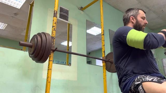 «Мощный жим штанги лежа - улучшайте свои результаты с нашими советами и трюками!» смотреть онлайн