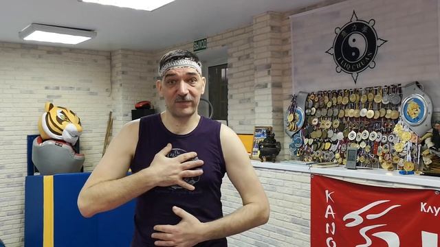 Простое упражнение цигун от студии СейЧас для разминки шеи без напряжения.