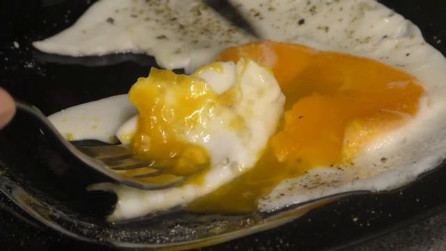 2 Рецепта: Как правильно пожарить яичницу и как сделать вкусную Яйца пашот смотреть онлайн