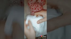 Как правильно одевать подгузники малышу ?