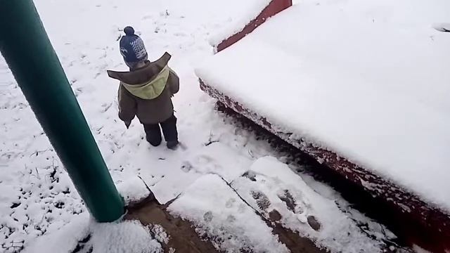 Попрошайка на ютубе, первый снег идёт, веселятся