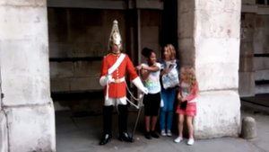 Гвардеец пугает туристов