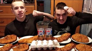 СЫРЫЕ ЯЙЦА БЕЛЯШ ПИРОЖОК КТО БОЛЬШЕ И БЫСТРЕЕ СЪЕСТ ПОЛУЧИТ ДЕНЬГИ