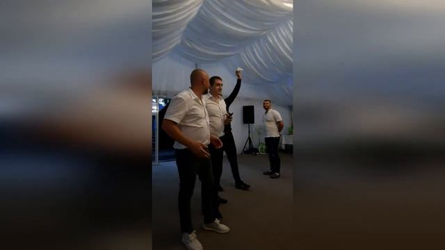 Так нелепо вывихнул в четвёртый раз плечо на своей свадьбе.Чёртова подвязка!Жесть!Смотреть до конца! смотреть онлайн