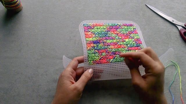 Как вышить сумочку на пластиковой канве_ч1