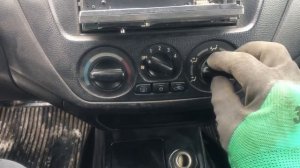 Как снять переключатели печки на автомобиле Mitsubishi Lancer 9