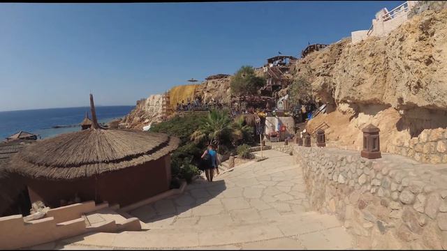 Дорога к пляжу с крутым спуском по ступенькам отеля FARAANA REEF RESORT 4* (2021)
