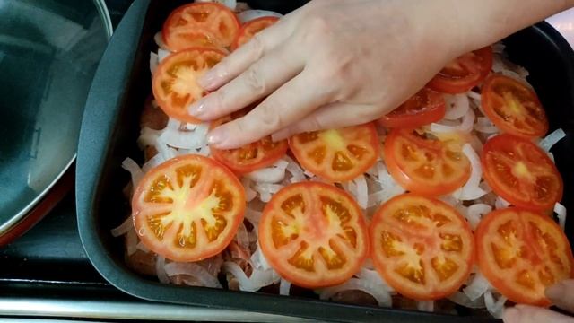 МЯСО ПО-ФРАНЦУЗСКИ С ПОМИДОРАМИ И КАРТОШКОЙ