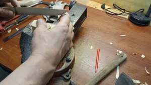 Правильно насаживаем топор на топорище. Лучший способ насадки топора. Топор больше не слетит.