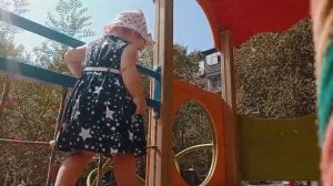 Детская площадка дети играют и катаются playground children play and ride
