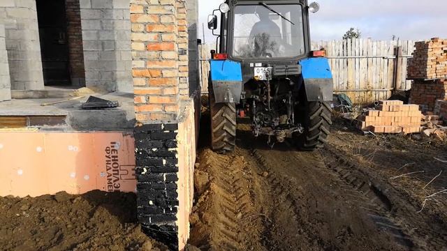 Обратная отсыпка и трамбовка трактором. смотреть онлайн