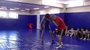 Захват руки и приемы из Советской школы борьбы.