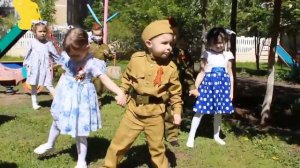 "Вальс ко Дню Победы", Исполняют:  Малыши д/c №141