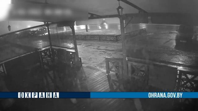 Бобруйчанин разбил стекло в кафе и прятался в кустах, однако был задержан сотрудниками Департамента смотреть онлайн