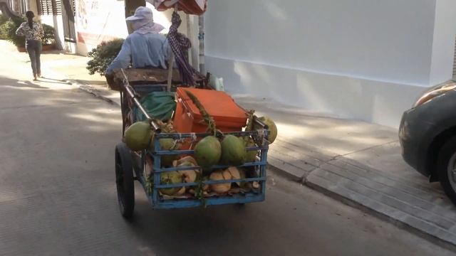 Камбоджа, велоэкскурсия по Пномпеню и игра сепактакрау | Русские в Камбодже