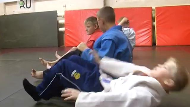 Два брата Максим и Леша хотят попасть к любящим родителям смотреть онлайн