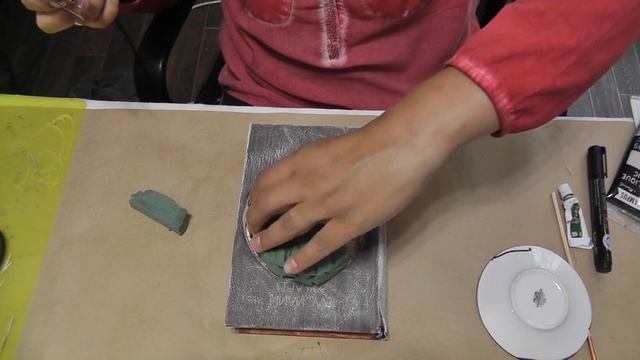 Интерьерная композиция из сухоцветов на старой книге
