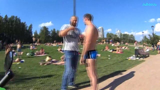 СТРОГИНО-Строгинская пойма залив затон-Пляж жара толпы людей Лето Москва на велосипеде смотреть онлайн