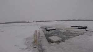 МАШИНА УШЛА ПОД ЛЕД ! Отложили рыбалку и СРОЧНО помчались выручать рыбаков , спасение нивы !