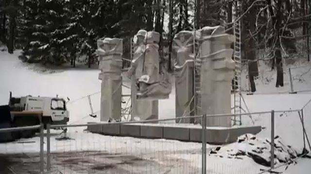 В Вильнюсе снесли мемориал советским воинам.mp4 смотреть онлайн