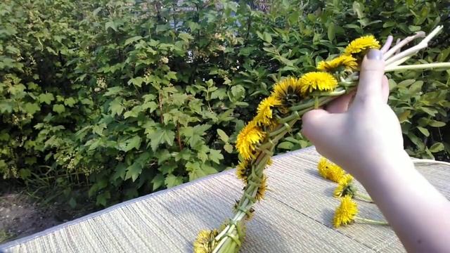 Как сделать ВЕНОК ИЗ ОДУВАНЧИКОВ/Olga Karpitskaya смотреть онлайн