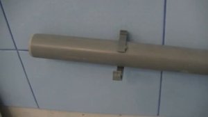 Крепление канализационных труб в углу ванной